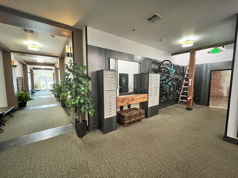 249 Liberty St NE, Salem, OR for lease - Interior Photo - Image 2 of 31