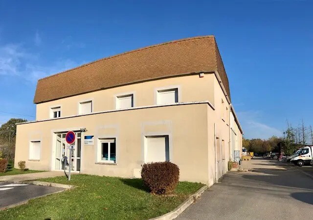 Industrial in La Queue-les-Yvelines for lease Building Photo- Image 1 of 6