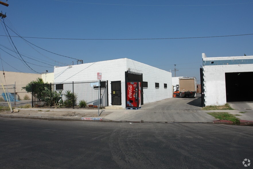 14641-14643 Lull St, Van Nuys, CA for lease - Primary Photo - Image 1 of 2