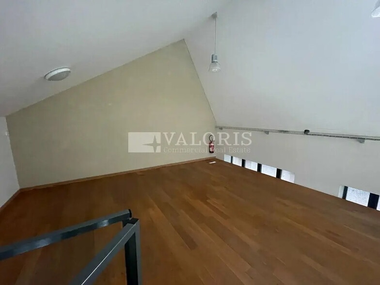 Office in Lyon for lease - Interior Photo - Image 3 of 5