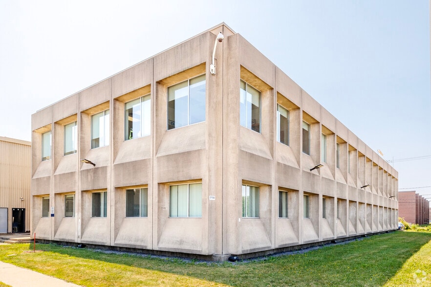 3720 Boul Thimens, Montréal, QC for lease - Building Photo - Image 2 of 3