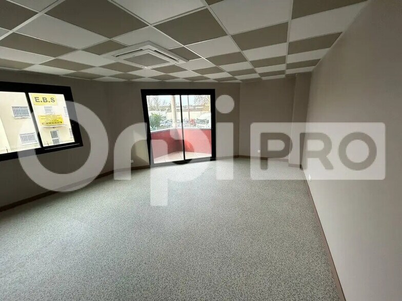 Office in Ormoy for lease - Interior Photo - Image 2 of 5