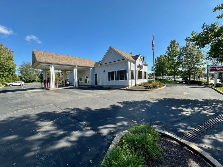 590 Metacom Ave, Bristol, RI for lease - Building Photo - Image 2 of 4