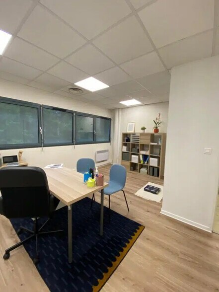 Office in Le Mans for lease - Interior Photo - Image 2 of 5