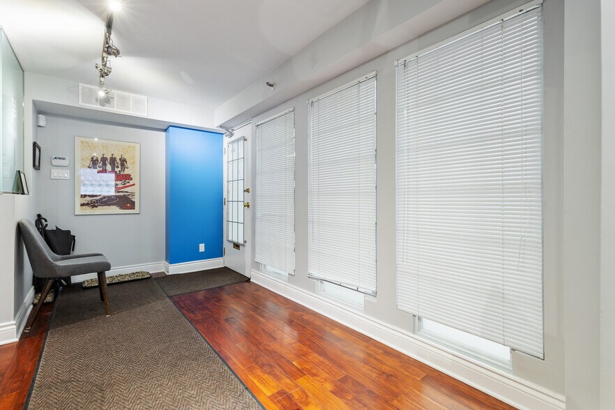 358-362 Rue Notre-Dame O, Montréal, QC for lease - Building Photo - Image 3 of 16