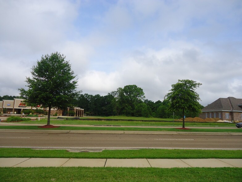 720 Clinton Pky, Clinton, MS for sale - Primary Photo - Image 1 of 1