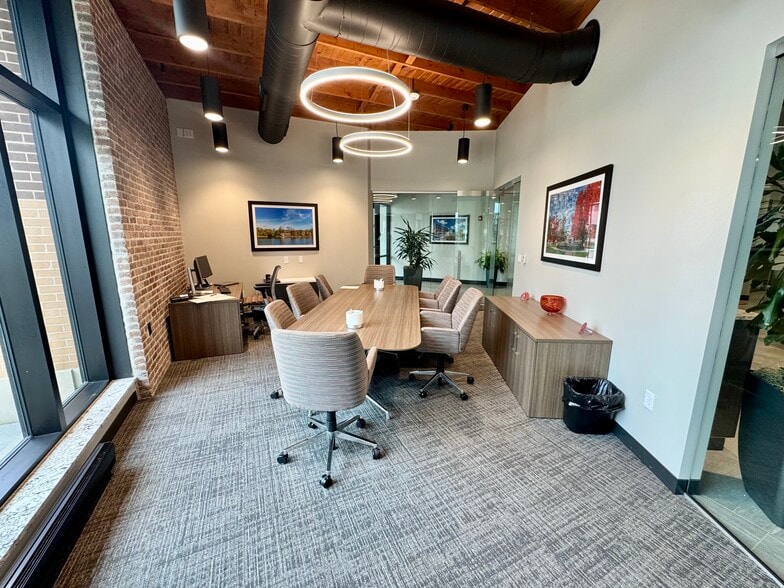 222 E Park St, Edwardsville, IL for lease - Interior Photo - Image 1 of 23