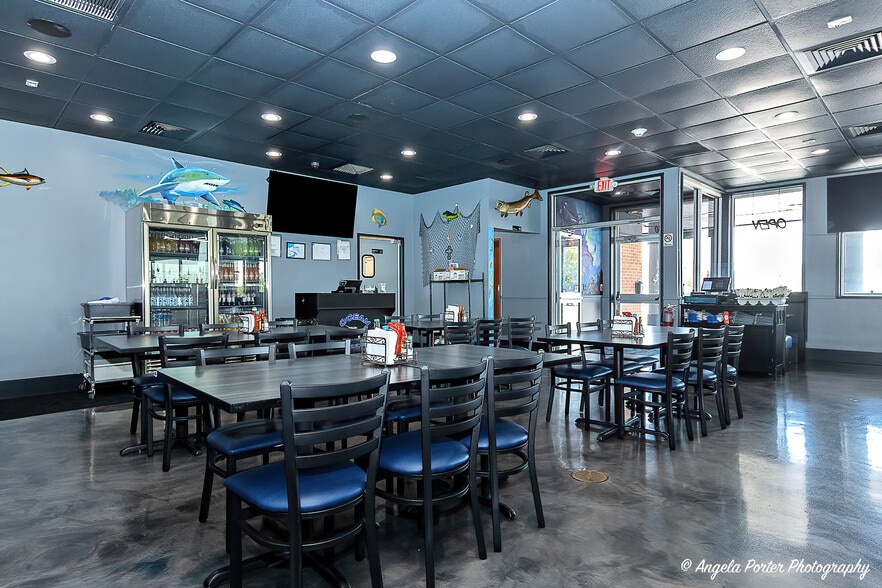 1440 Grand Ave, Lindenhurst, IL for sale - Interior Photo - Image 2 of 24