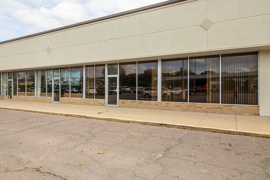 2015 S Broadway St, New Ulm, MN for lease - Building Photo - Image 2 of 36