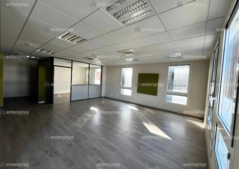 Office in Amiens for lease - Interior Photo - Image 2 of 6