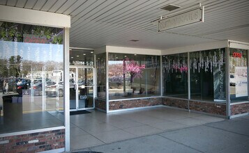 655-815 Old Country Rd, Riverhead, NY for lease Building Photo- Image 2 of 4