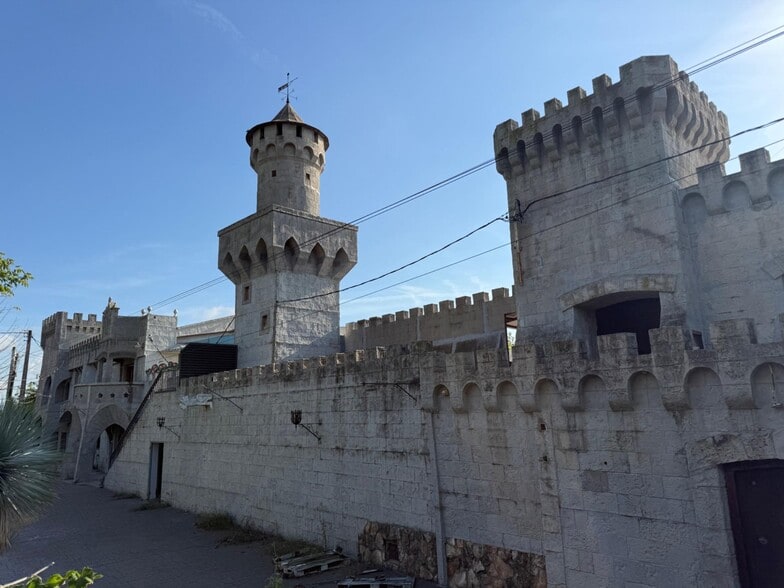 Retail in Alcover, Tarragona for sale - Interior Photo - Image 2 of 10