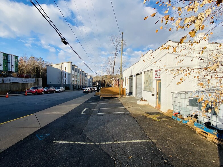 244 Short Coxe Ave, Asheville, NC for lease - Building Photo - Image 2 of 4