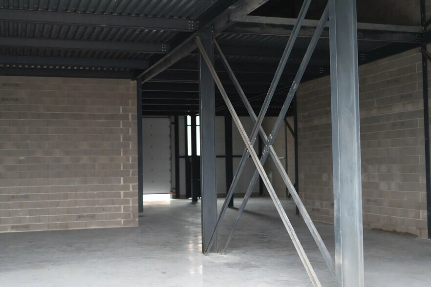 215 Rue Louis Delage, Perpignan for lease - Interior Photo - Image 1 of 3