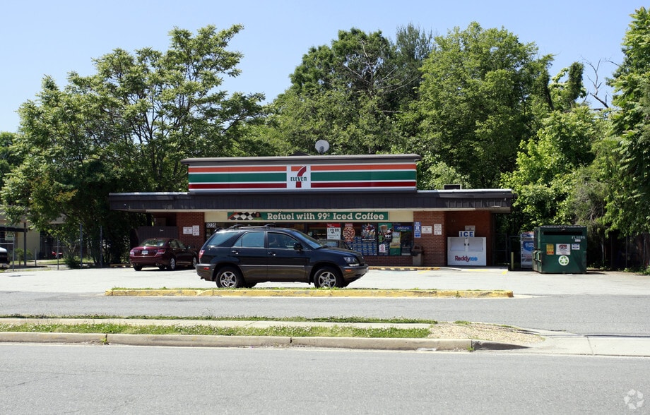 8226 Russell Rd, Alexandria, VA for sale - Building Photo - Image 2 of 3