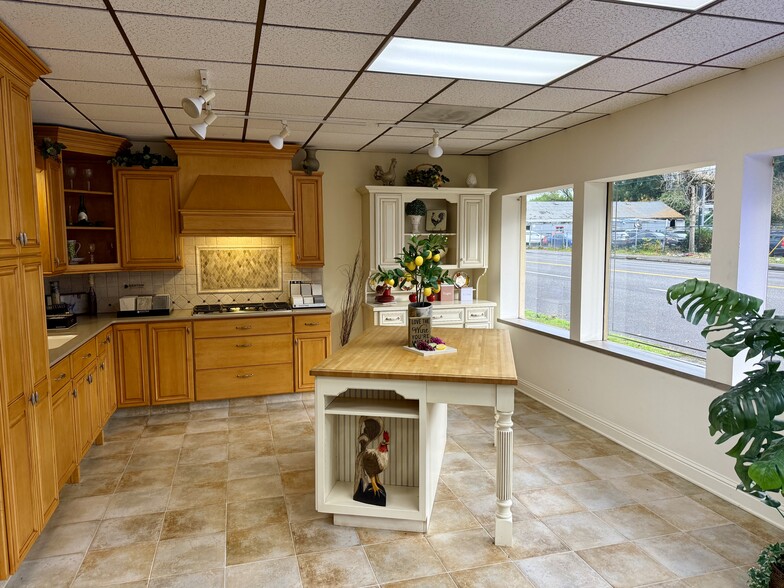 8811 NE Sandy Blvd, Portland, OR for sale - Building Photo - Image 3 of 13