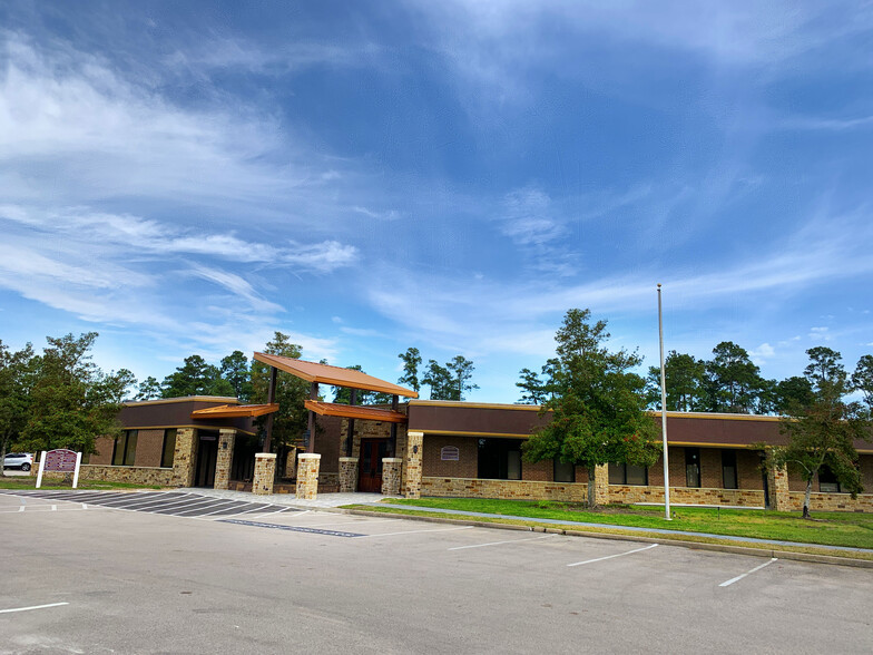 2912 W Davis St, Conroe, TX for lease - Building Photo - Image 1 of 9