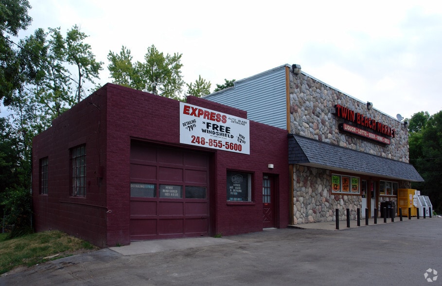 4292-4296 Green Lake Rd, West Bloomfield, MI for sale - Building Photo - Image 2 of 9