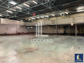 Flex in Aubagne for lease Interior Photo- Image 2 of 9