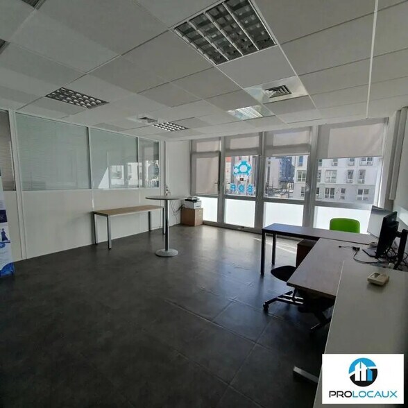 Office in Grenoble for lease - Interior Photo - Image 1 of 6