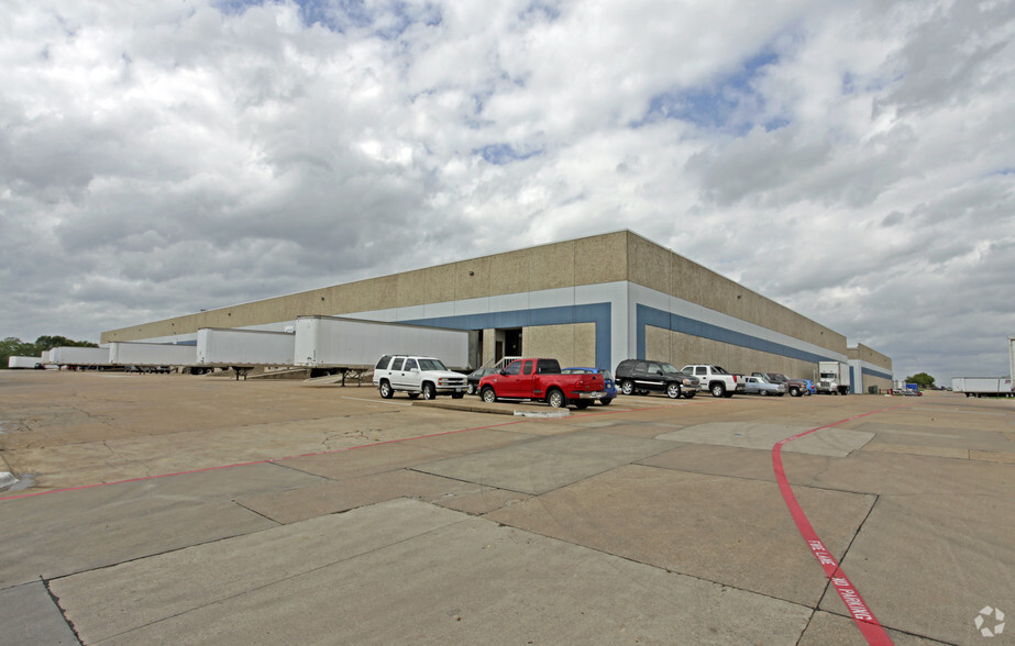 901-921 S Great Southwest Pky, Grand Prairie, TX for lease - Building Photo - Image 1 of 4