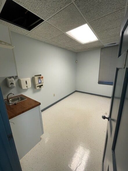 769 S Main St, Manchester, NH for sale - Interior Photo - Image 2 of 27