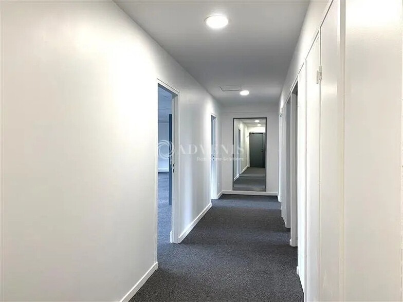 Office in Clichy for lease - Interior Photo - Image 2 of 10