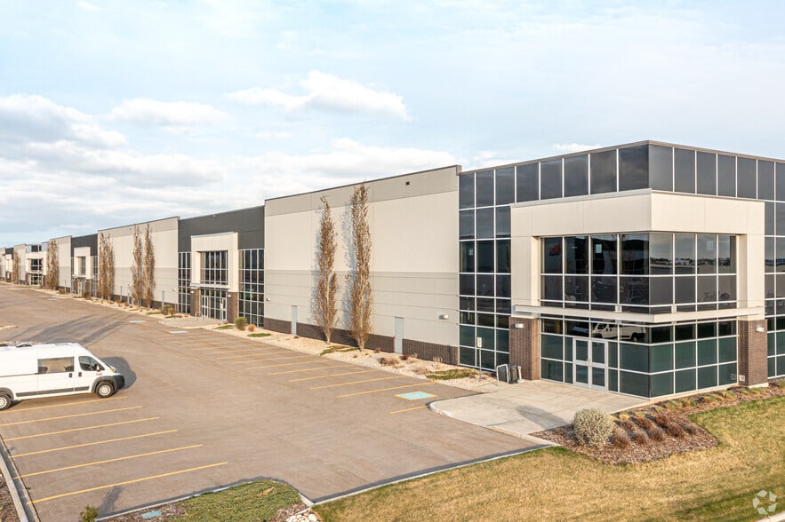 6340-6356 Roper Rd NW, Edmonton, AB for lease - Building Photo - Image 1 of 11