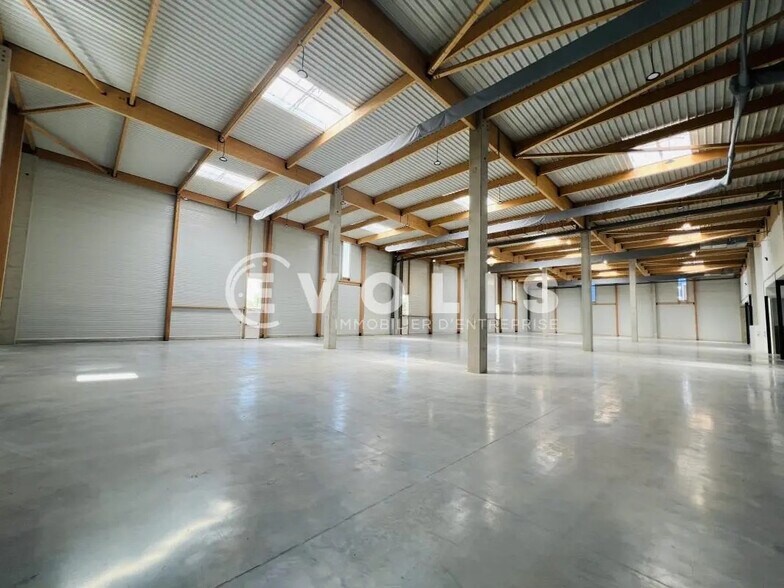 Flex in Moissy-Cramayel for lease - Interior Photo - Image 1 of 6