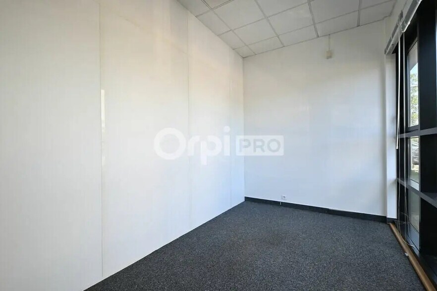 Flex in Saint-Priest for lease - Interior Photo - Image 3 of 12