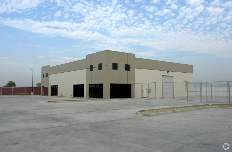 3559 Landco Dr, Bakersfield, CA for lease - Primary Photo - Image 2 of 8