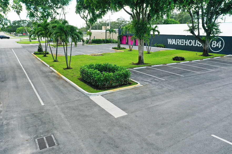 5911 SW 39th Ave, Fort Lauderdale, FL for lease - Building Photo - Image 3 of 25