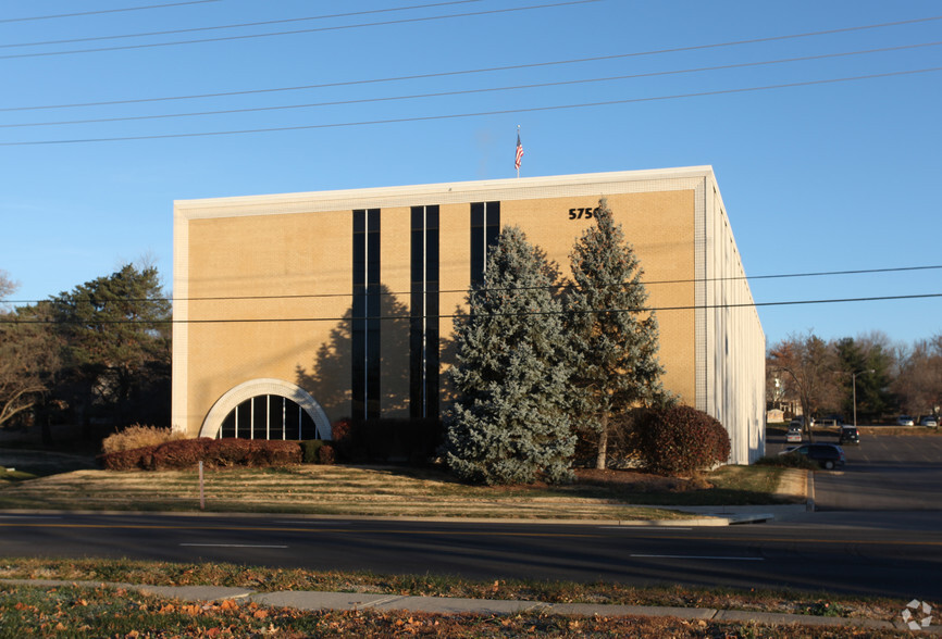 5750 W 95th St, Overland Park, KS for lease - Building Photo - Image 3 of 5