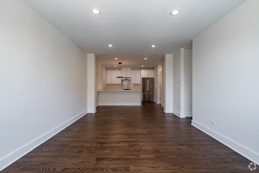 3001 N Southport Ave, Chicago, IL for lease - Interior Photo - Image 3 of 28