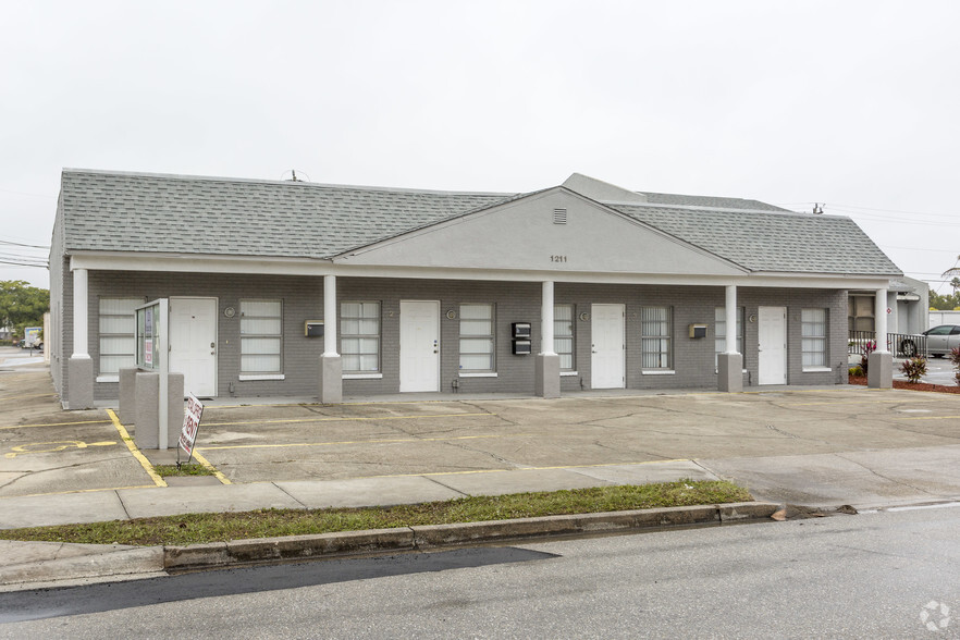 1211 Miramar St, Cape Coral, FL for sale - Primary Photo - Image 1 of 32