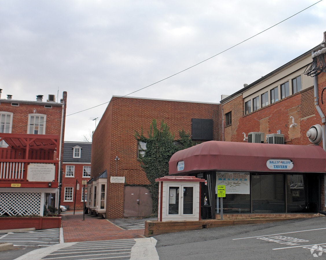 25 S King St, Leesburg, VA 20175