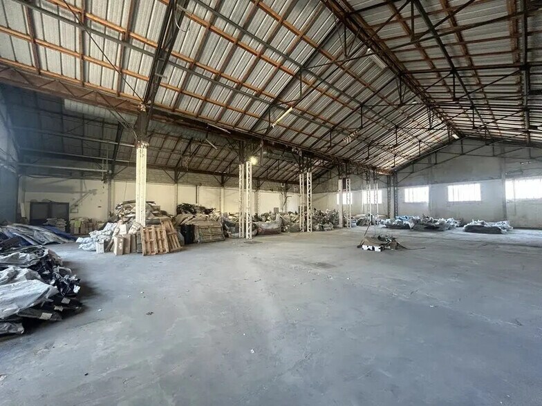 Industrial in Bollène for lease - Building Photo - Image 3 of 4