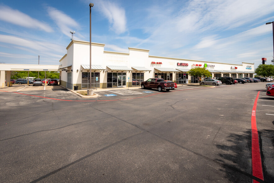 8455 Crestway Dr, Converse, TX for lease - Building Photo - Image 1 of 10