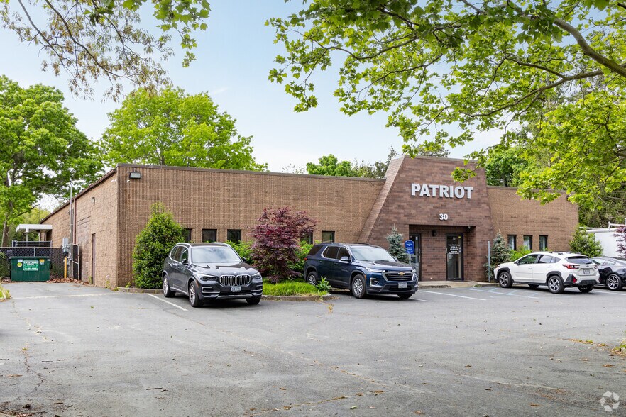 30 Floyds Run, Bohemia, NY for sale - Primary Photo - Image 1 of 1