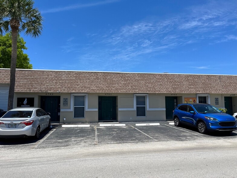 4530-4534 NE 11th Ave, Oakland Park, FL for lease - Building Photo - Image 1 of 7
