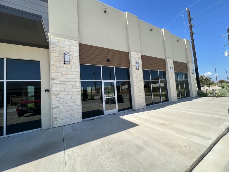 7611 Eagle Dr, Mont Belvieu, TX for lease - Building Photo - Image 2 of 2