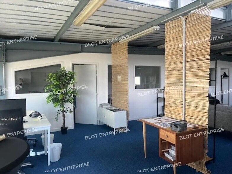 Office in Vannes for lease - Building Photo - Image 3 of 5