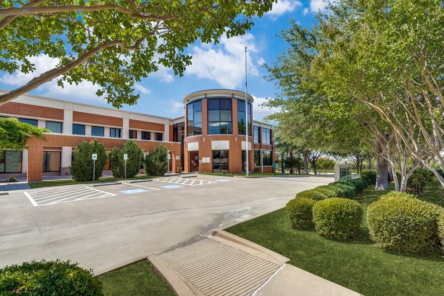 1800 Golden Trail Ct, Carrollton, TX for sale - Building Photo - Image 1 of 1