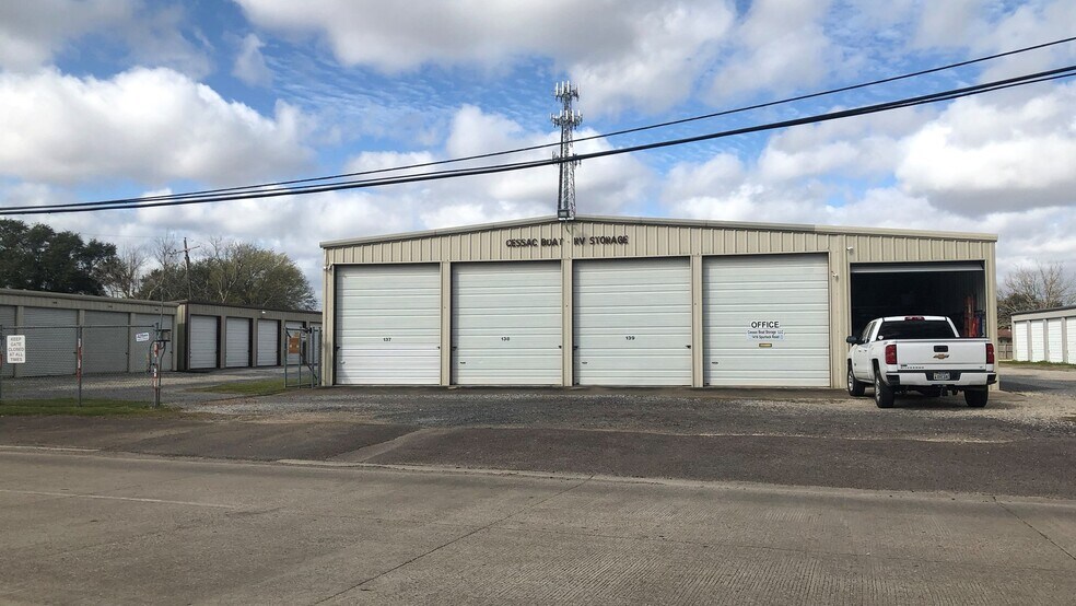 1416 Spurlock Rd, Nederland, TX 77627