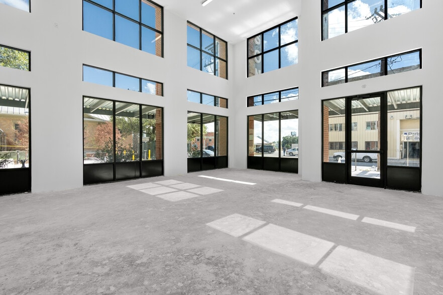 923 E Carson St, San Antonio, TX for lease - Building Photo - Image 1 of 9