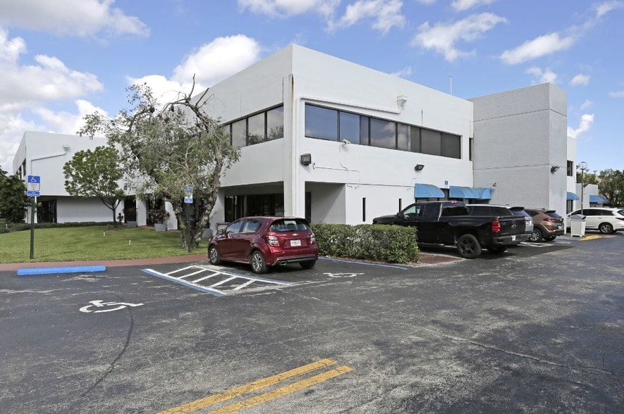 175 Fontainebleau Blvd, Miami, FL for lease - Building Photo - Image 2 of 28