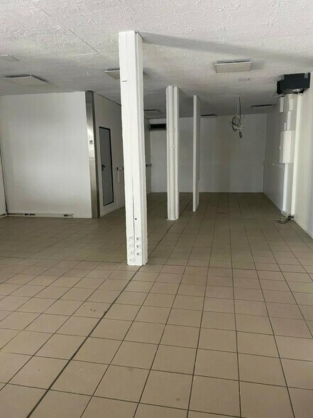Multifamily in Lorient for sale - Interior Photo - Image 3 of 6