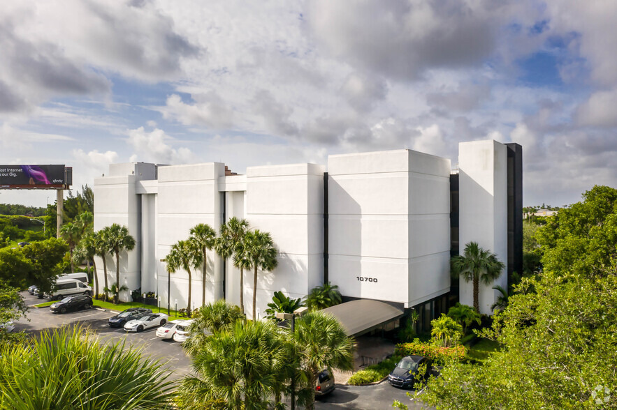 10700 Caribbean Blvd, Miami, FL for lease - Building Photo - Image 1 of 10