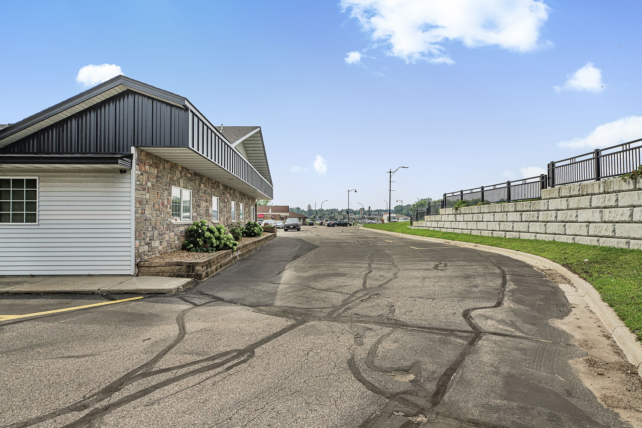 1428 2nd St N, Sauk Rapids, MN for lease Interior Photo- Image 1 of 13