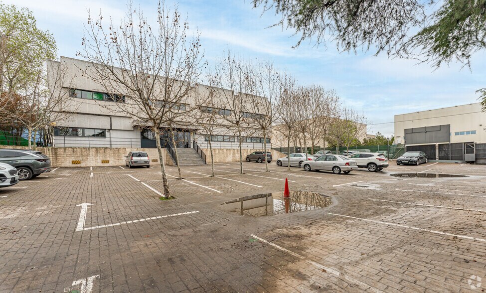 Office in Coslada, Madrid for sale - Primary Photo - Image 1 of 3